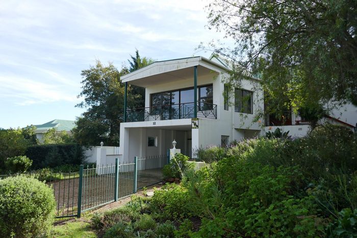 House for Sale in Theewaterskloof Country Estate: Views, golf course, clubhouse, and more.