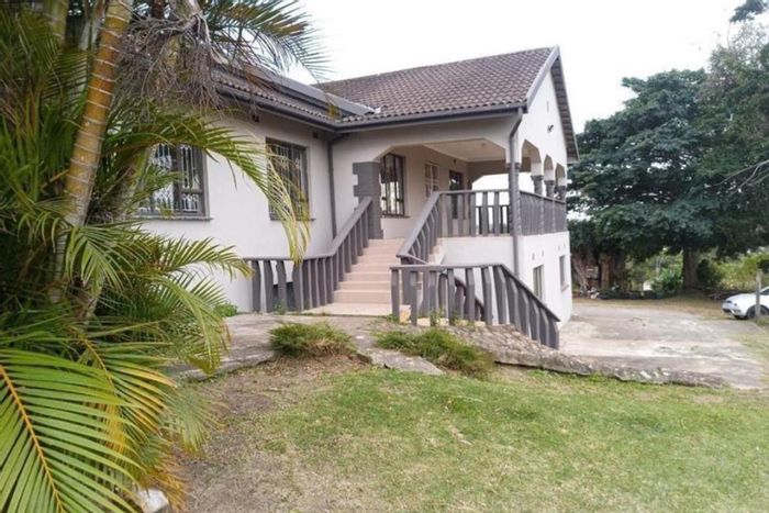 For Sale: Roseneath House with 7 Bedrooms and 4 Vacant Plots Included.