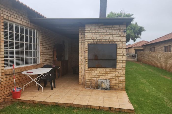 Eike Park Townhouse For Sale: 3 bedrooms, built-in braai, double garage, private yard.