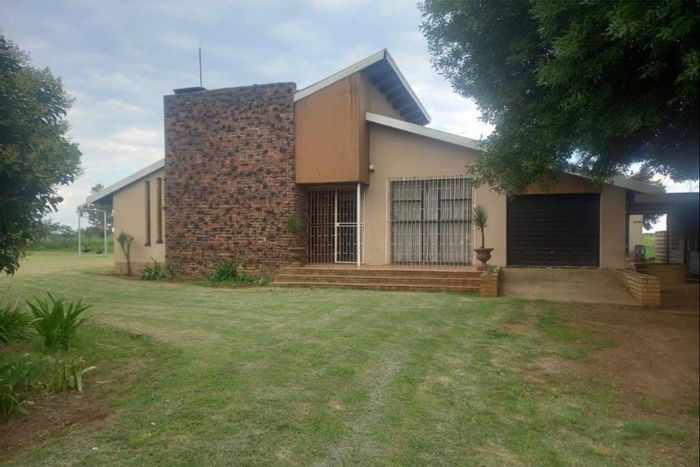 Sebokeng Rural Farm For Sale: 22.5ha, solar power, fertile land, and outbuildings.