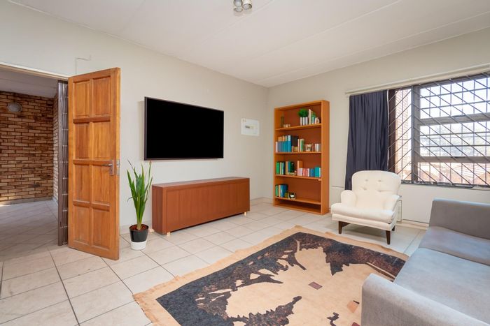 Honeydew Apartment For Sale: 1-bedroom, ideal for students or first-time buyers.