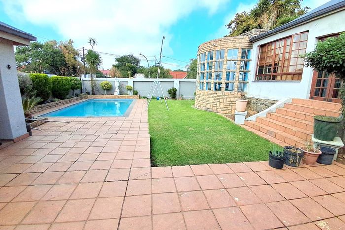 Kensington House For Sale: Circular stone room, pool, granny flat, spacious living.