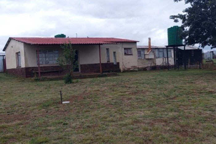 Versatile farm in Vleikop AH for sale with living space, garages, and church structure.