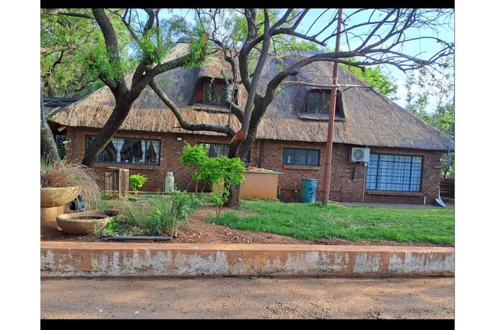 Kameeldrift West Farm For Sale: 4.2 hectares, pool, lapa, storage, versatile loft.