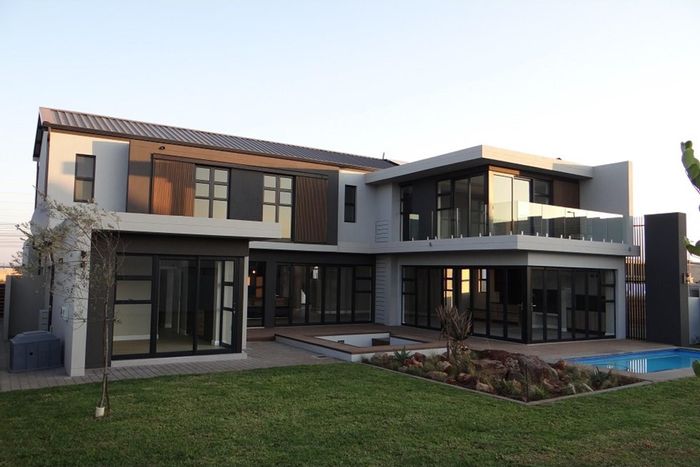 For Sale: House in Midstream Heights with 5 bedrooms, pool, and staff quarters.