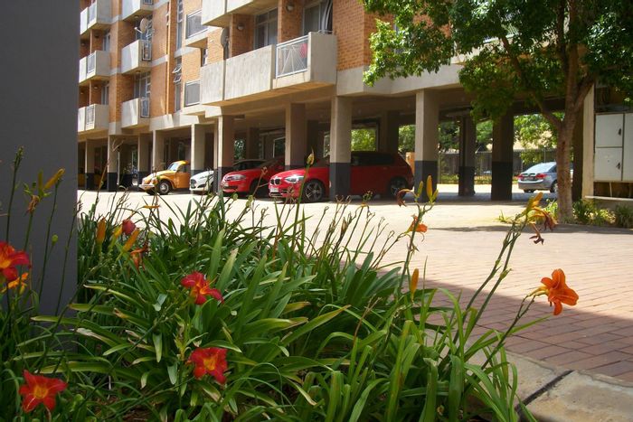 Hillcrest Apartment For Sale: Secure complex, close to campus, shopping, and Gautrain.