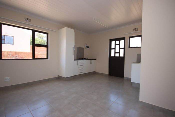 For Sale: 2-bedroom house in Amalinda with solar heating and convenient amenities.