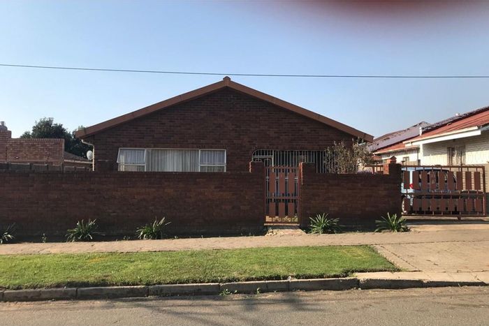 Bosmont House For Sale: 3 bedrooms, large kitchen, double garage, walled garden.