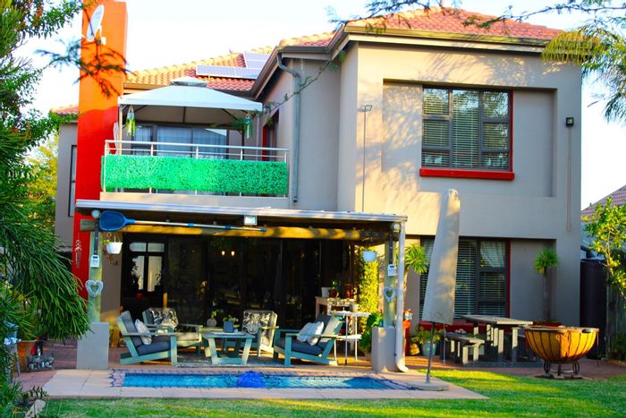 For Sale: Spacious 5-bedroom house in Theresapark, golf estate with premium amenities.