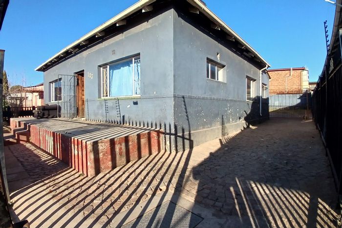 House For Sale in Brakpan Central: 3 Bedrooms, Flatlet, Large Store Area.