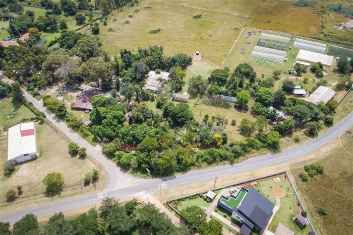 Muldersdrift Farm For Sale: Income-generating cottages, pool, and expansive garden amenities.