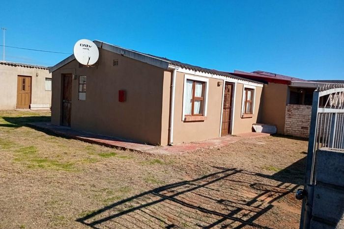 Zwide House For Sale: 4 rooms, spacious plot, 4 flats, secure investment.