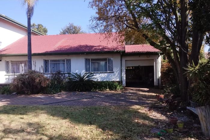 For Sale: Spacious 4-bedroom house in Birchleigh North with pool, garages, and entertainment area.