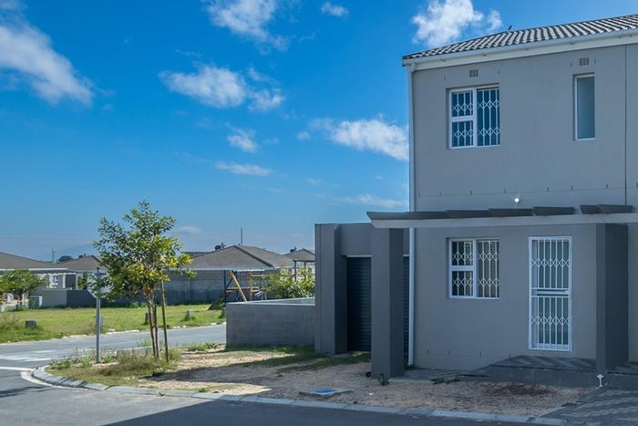 For Sale: Townhouse in Bardale Village with 3 beds, parking, and community amenities.