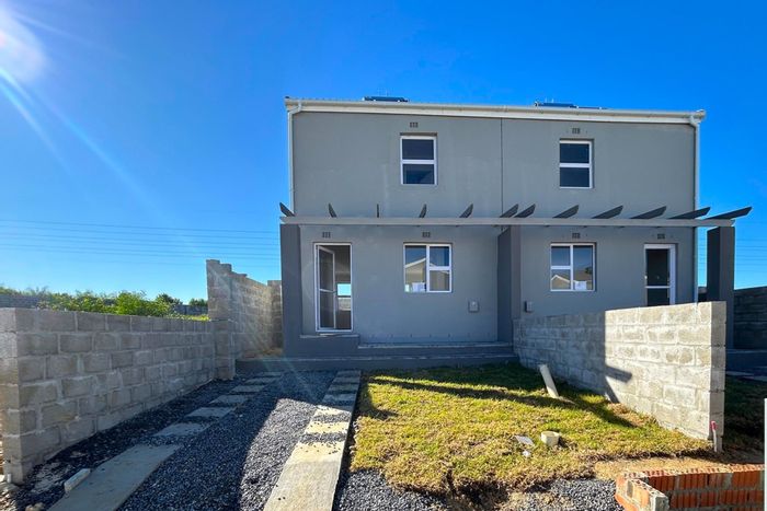 Bardale Village Townhouse For Sale: 3 bedrooms, community amenities, and nearby schools.