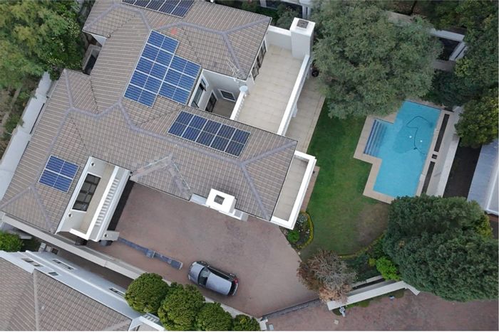 Atholl House For Sale: 5 beds, pool, security, solar panels, close to schools.