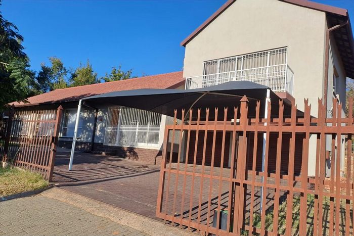 Elandsrand House For Sale: 3 bedrooms, pool, garage, versatile room, scullery.