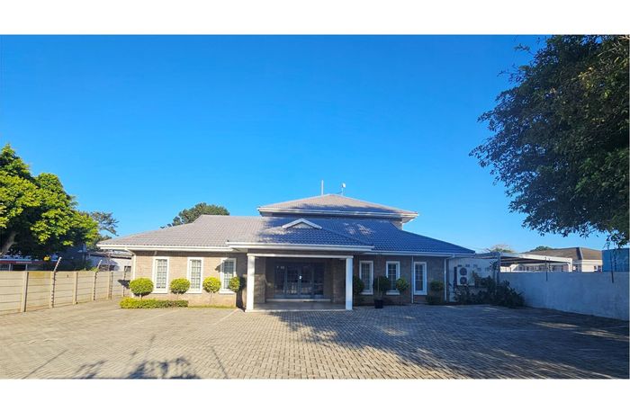 Retail space to rent in Walmer: flexible sizes, secure parking, and multiple offices.