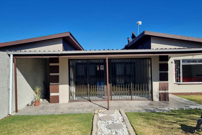 For Sale: Harrismith Central House with flat, indoor braai, jacuzzi, and ample parking.