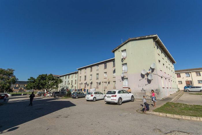 Korsten Apartment For Sale: Renovated 1 Bed, Spacious Living Room, Ample Parking.