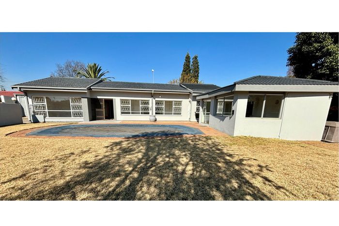 For Sale: House in Sasolburg Ext 23 with 4 beds, pool, study, and garden.