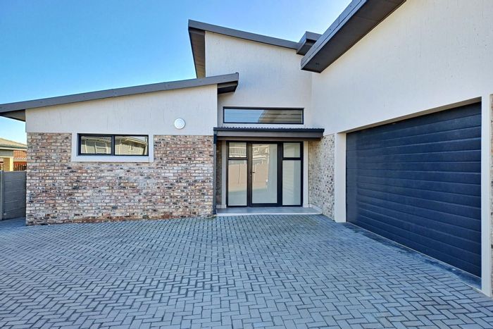 Coastal house in Reebok for sale: 3 beds, built-in braai, double garage.