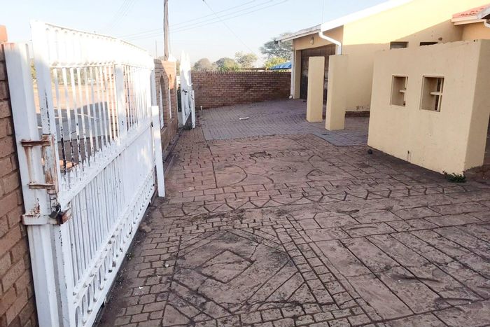 For Sale: House in Morula View with 5 bedrooms, 2 bathrooms, investment potential.