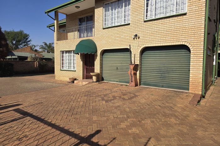 Spacious 6-bedroom house with large garden and double garage in Zwartkop, To Rent.