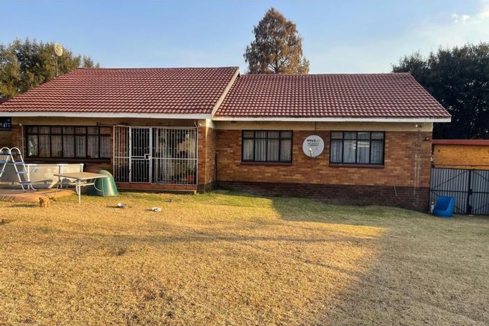 Kriel Central House For Sale: 3 bedrooms, large yard, income potential, secure parking.