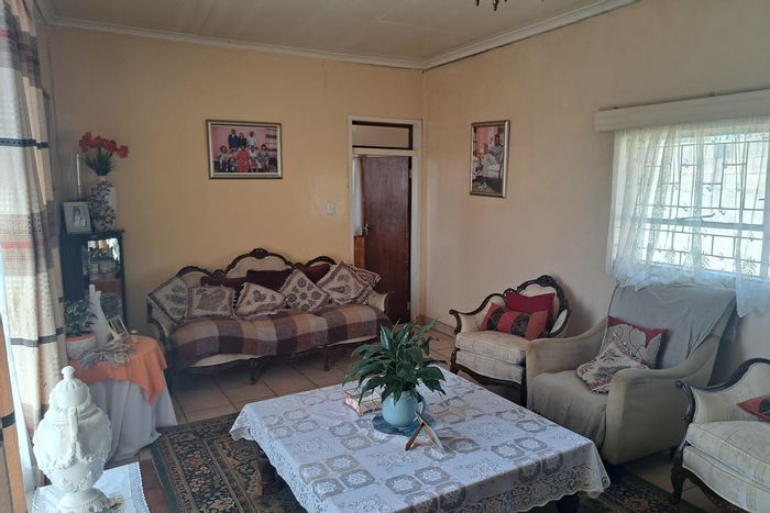 Spacious house in Bezuidenhout Valley for sale, featuring large garden and ample parking.