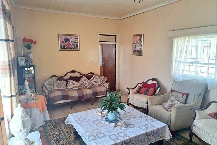 Spacious house in Bezuidenhout Valley for sale with ample parking and garden.