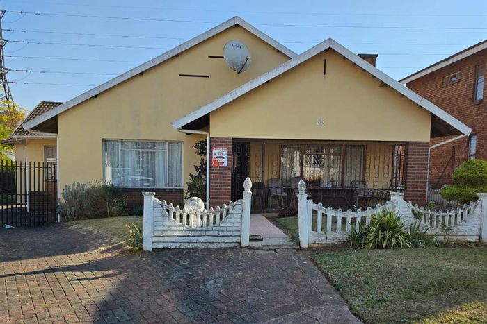 For Sale: House in Newholme with 3 bedrooms, flatlet, garage, and verandah.