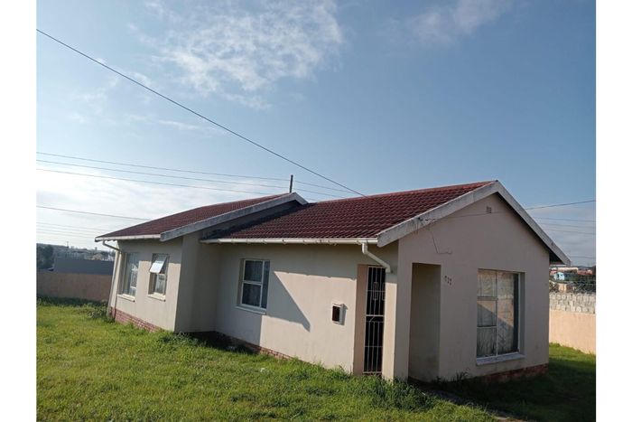 Three-bedroom house for sale in Mdantsane Nu 17 with secure yard and fitted kitchen.