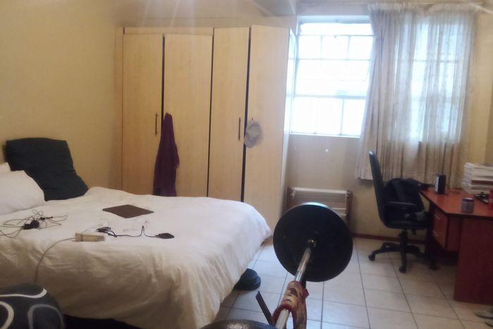 Braamfontein Apartment For Sale: Furnished bachelor unit, secure access, near universities.