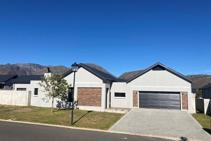 For Sale: House in Paarl South with spacious yard and pool features.