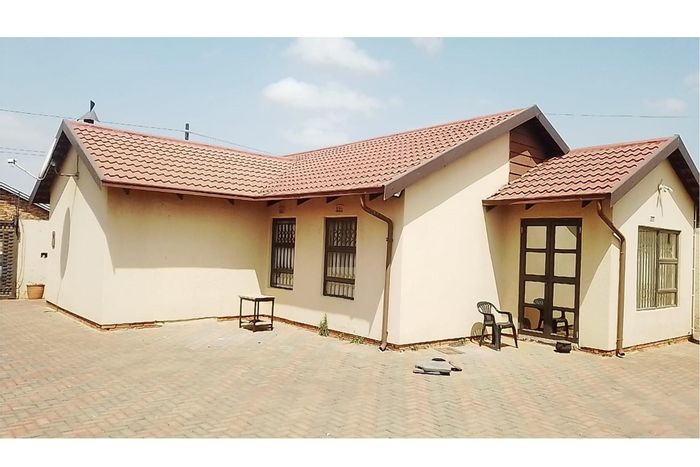 House For Sale in Mmesi Park: 3 bedrooms, garden, secure walled yard.