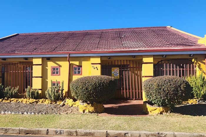 For Sale: House in Brakpan Central with main house and three flatlets.