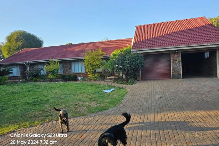 3-bedroom house to rent in Olifantsfontein with upgraded kitchen and garage.