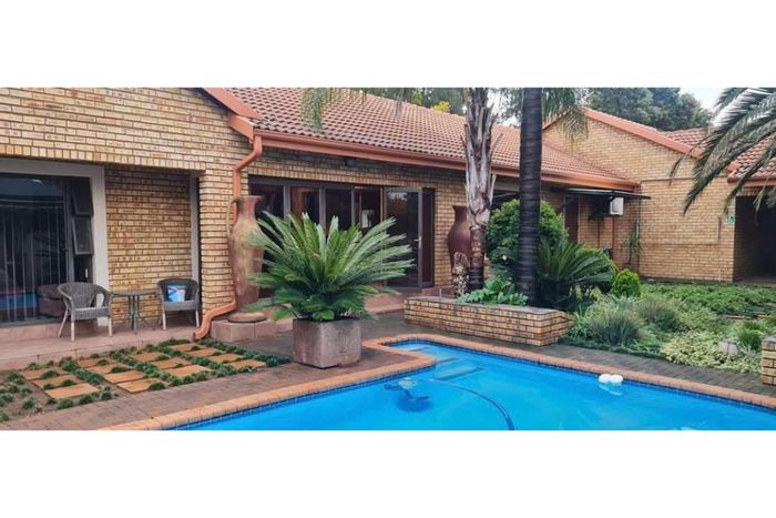 Vanderbijlpark Se 3 House For Sale: Indoor/outdoor entertainment, pool, garages, generator.