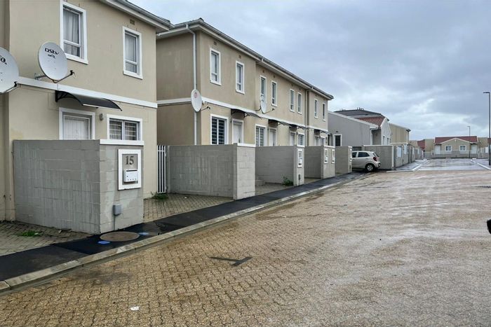 Rivergate Cluster For Sale: Spacious duplex, close to amenities and schools.