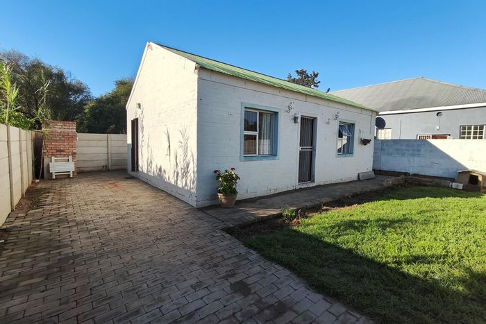 For Sale: House in Moorreesburg Central with built-in braai, secure parking, and garden.