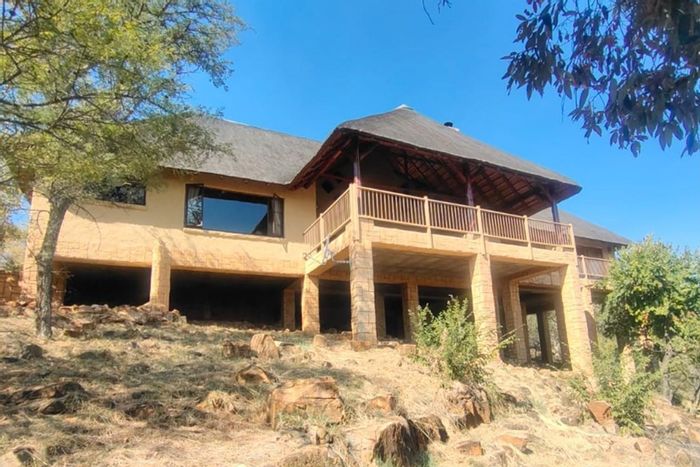 Rooiberg House For Sale: 3 beds, braai area, game reserve access.