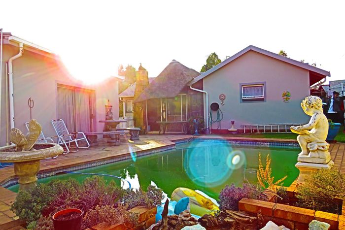 For Sale: House in Witpoortjie with solar pool, double garage, and ample parking.