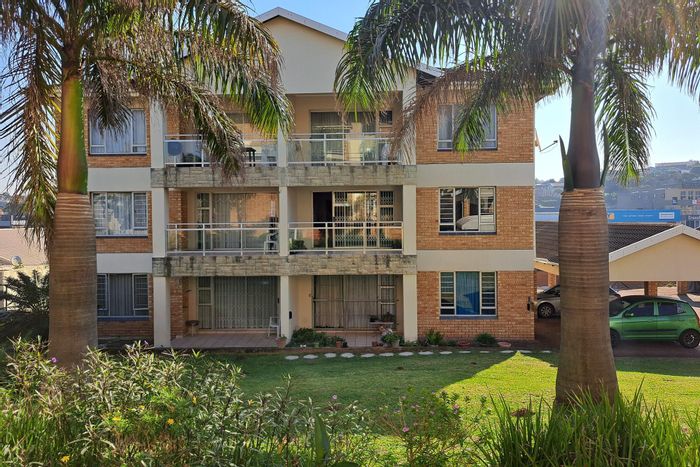 For Sale: Apartment in Manaba Beach with 2 beds, communal braai, and backup water.