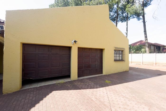 Raslouw AH Farm For Sale: Spacious property with double-story home, pool, and dual entrances.