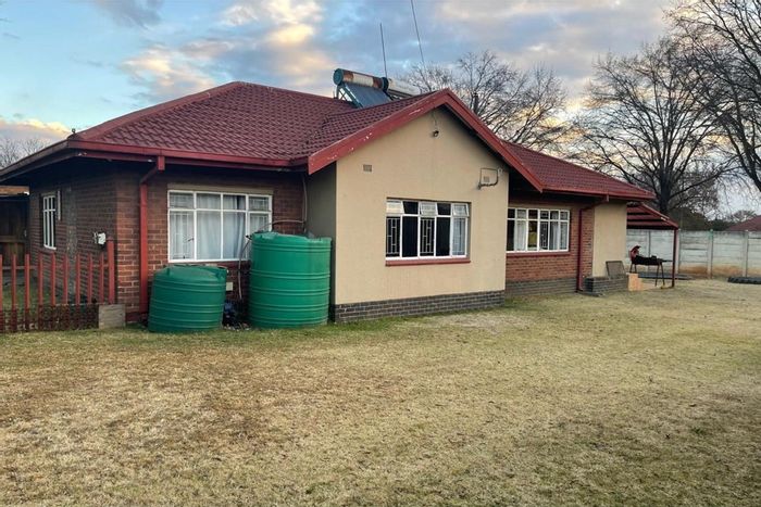 Kriel Central House For Sale: 3 bedrooms, large yard, garage, automated gate.