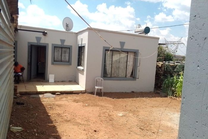 For Sale: House in Zakariyya Park, featuring 2 bedrooms, large yard, full bathroom.