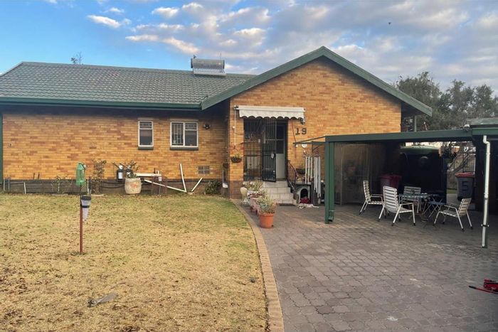 Kriel Central House For Sale: 3 bedrooms, office space, large yard, parking.