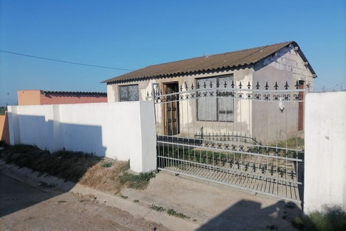 Kwazakhele House For Sale: Two bedrooms, big yard, renovated, fully walled.