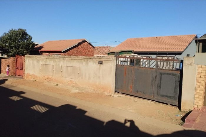 For Sale: House in Protea Glen with 2 beds, spacious yard, near amenities.